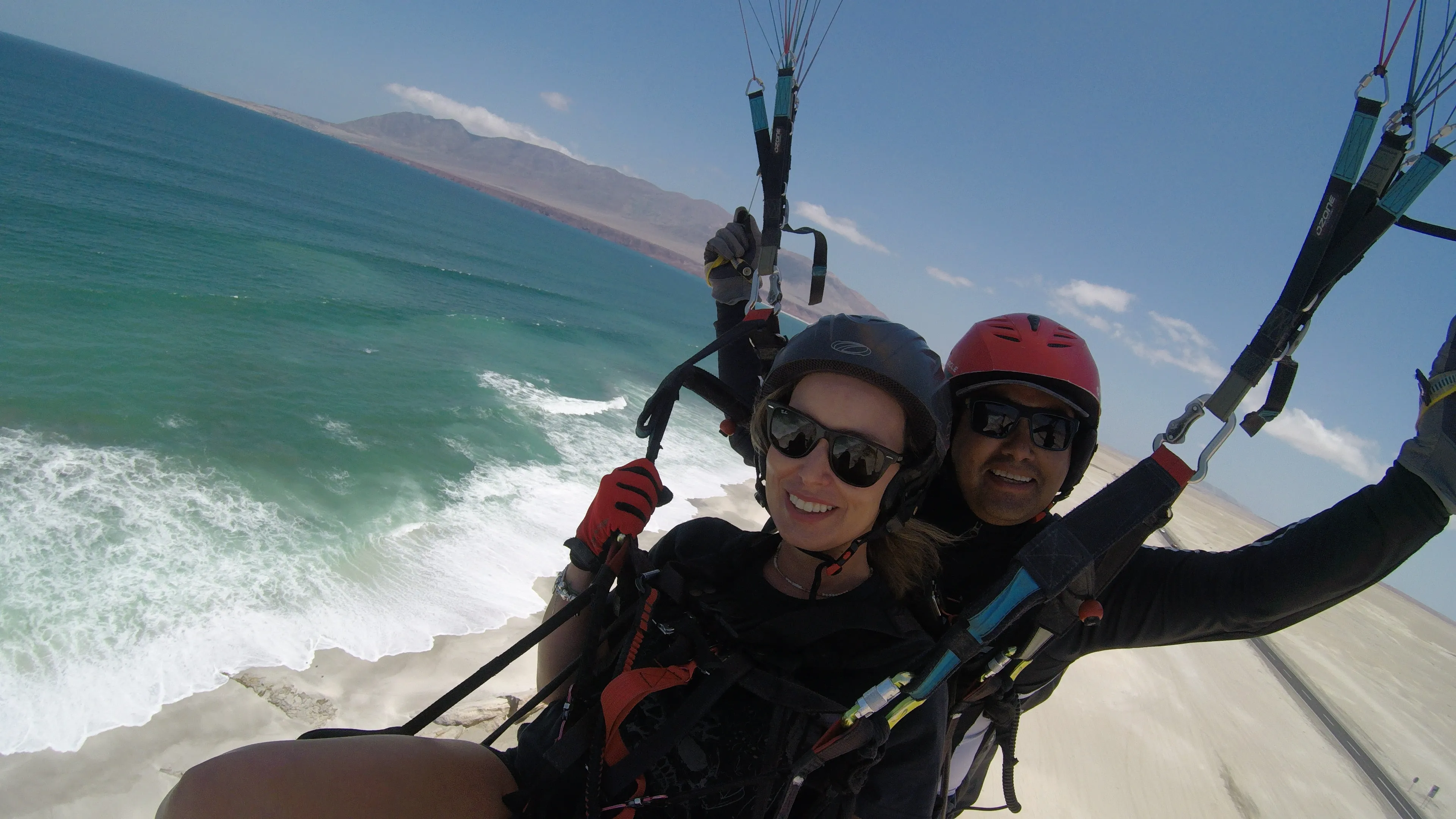 Instructor y cliente preparándose para el vuelo